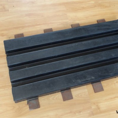 无锡Ｃ型缓冲橡胶板-汉戎机械在线咨询-Ｃ型缓冲橡胶板生产