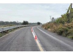唐山首次在道路上启用“TPU反光柔性新型交通设施”